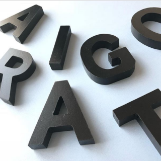 自分だけのオリジナルをコーディネートしてみてね。 　#100均 #100円ショップ#雑貨 #黒 #Black #アルファベット #alphabet #オブジェ #インテリア #アルファベットオブジェ#arigato　“１００円で暮らしは楽しくなる。“ 　