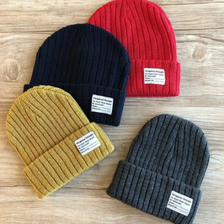 ママとおそろいで おでかけデートできちゃう。 　#100均 #100円ショップ #雑貨 #ニット帽 #ニット #帽子 #あったか小物 #防寒 #ファッション #タグつき #おそろい　#黒 #赤 #グレー #黄土色　#リンクコーデ　“１００円で暮らしは楽しくなる。“