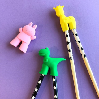 おはし上手にもてるかな？ 　#100均 #100円ショップ #雑貨 #箸 #おはしの練習 #子供 #男の子 #女の子 #シリコン #おはしホルダー #恐竜　#オレンジ #グリーン　#ウサギ #ピンク #キリン #イエロー　“１００円で暮らしは楽しくなる。“