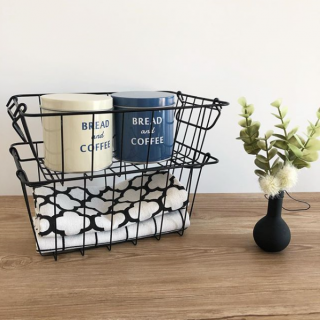 重ねられる、見せる収納。　#100均 #100円ショップ #雑貨 #収納 #スタッキング #バスケット #モノトーン #ティータオル #小物入れ #インテリア　“１００円で暮らしは楽しくなる。“