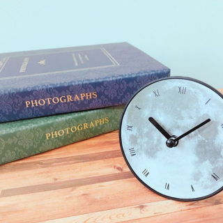 お部屋に月を飾りませんか。　#100均 #100円ショップ#雑貨 #時計 #月 #月面 #アルバム #写真 #Ｌ版　“１００円で暮らしは楽しくなる。“ 