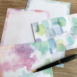 水彩柄のレターセットに淡い想いをのせて。　#100均 #100円ショップ #雑貨 #水彩 #にじみ #レターセット #手紙 #文具 #レターセット #便箋 #封筒　“１００円で暮らしは楽しくなる。“