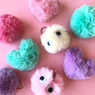 モフモフしたい欲が抑えきれないっ！ 　#100均 #100円ショップ #雑貨 #ふわふわ #もこもこ #キーホルダー #ファー #ファーキーホルダー #ピンク #パープル #紫 #グリーン #緑 #ゆめかわ #ファンシー #ハート #丸 #モンスター #目玉 #パステルカラー　“１００円で暮らしは楽しくなる。“