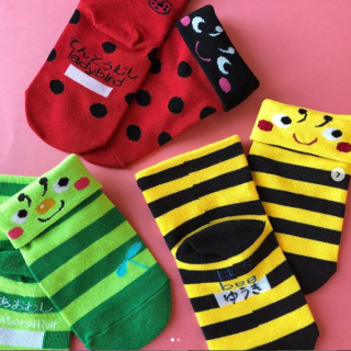 靴下ひとりで履けるかな♪ 　折り返すと顔が出てくるよ！ 　耳を引っ張ると履きやすいね！　#100均 #100円ショップ #雑貨 #テントウムシ #ハチ #イモムシ #折り返す #犬 #猫 #熊 #耳付き #靴下 #ソックス #新学期　“１００円で暮らしは楽しくなる。“