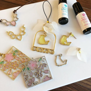 手作りレジンで春を迎えよう♪　#100均 #100円ショップ #雑貨 #レジン #春 #Spring #桜 #さくら #花びら #ハンドメイド #手作り #アクセサリー　“１００円で暮らしは楽しくなる。“