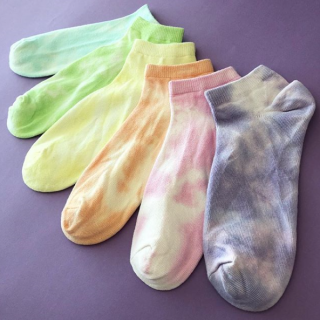 あなたの好きな色はどれですか♪　#100均 #100円ショップ #雑貨 #靴下 #ソックス #タイダイ #カラフル #カラー #ピンク #オレンジ #パープル #イエロー #ブルー #グリーン　“１００円で暮らしは楽しくなる。“　