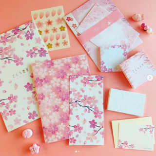 ご卒園、ご卒業、おめでとうございます。 　感謝や想いを伝えることが多いこの季節に桜柄文具を。　#100均 #100円ショップ #雑貨 #文具 #手紙 #メッセージ #春 #桜 #卒業 #卒園 #マスキングテープ #のし袋 #マグネット　“１００円で暮らしは楽しくなる。“