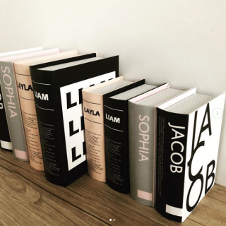 小物を隠して飾れる、ブック型収納ボックス。　#100均 #100円ショップ #雑貨 #ブック型ペーパーボックス #収納 #ブック型ボックス #モノトーン #ピンク　“１００円で暮らしは楽しくなる。“