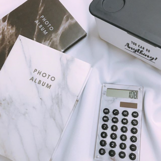モノトーンでまとめるだけでスタイリッシュ。　#100均 #100円ショップ #雑貨 #mycando #モノトーン #白 #黒 #ホワイト #ブラック #アルバム #電卓 #シンプル　“１００円で暮らしは楽しくなる。“