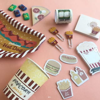 使っているとだんだん食べたくな〜る♪　#100均 #100円ショップ #雑貨 #食べ物モチーフ#ファーストフード #ソーダ #ピザ #ポテト #ホットドッグ #ポップコーン #ハンバーガー #ケチャップ #マスタード　“１００円で暮らしは楽しくなる。“