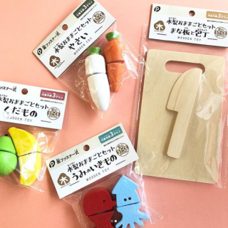トントン、サクサク、おままごと！　#100均 #100円ショップ #雑貨 #mycando #木製 #まな板 #包丁 #たこ #いか #にんじん #だいこん #バナナ #ようなし #知育 #おままごと #キッチン #ごっこ遊び #ＳＴマーク #ＣＥ　“１００円で暮らしは楽しくなる。“