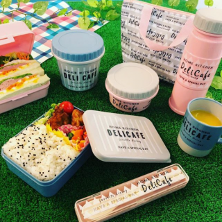 もうすぐピクニックが楽しい季節♪ 　#cando #100均 #100円ショップ #雑貨 #ランチ #ランチボックス #お弁当 #弁当箱 #ピクニック #お花見 #アウトドア #ロゴ #ピンク #ブルー #外遊び　“１００円で暮らしは楽しくなる。“