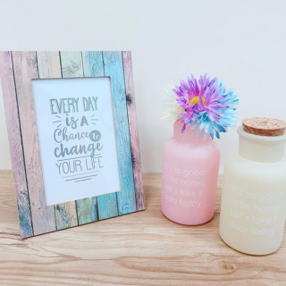 気分があがるお気に入り空間　#100均 #100円ショップ #雑貨 #フォトフレーム #木目調 #ガラスボトル　“１００円で暮らしは楽しくなる。“