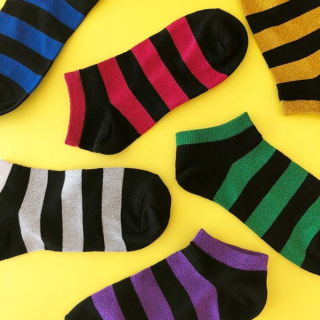 カラフルな靴下で足元から華やかに♪　#100均 #100円ショップ #雑貨 #mycando #靴下 #ソックス #socks #カラフル #colorful #ラメ #ゴールド #シルバー #レッド #グリーン #ブルー #パープル #ボーダー　“１００円で暮らしは楽しくなる。“