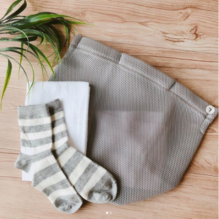 持ち運びできるし、そのまま洗濯機で洗えちゃう☆彡 　#ランドリーバッグ #ランドリーネット #洗濯 #コインランドリー #ダブルメッシュ生地 #透けづらい #自立 #旅行にも #グレー　“１００円で暮らしは楽しくなる。“