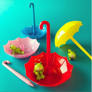 傘の中にカギを入れたら便利だケロ！　#100均 #100円ショップ#雑貨 #mycando #カエル #frog #傘 #雨 #インテリアトレー #ペン　“１００円で暮らしは楽しくなる。“