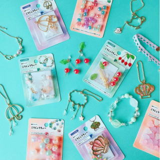 動画クリエイター「 #こうじょうちょー」との初コラボが決定！ 楽しくかんたんに作れるアクセサリーキットをプロデュース♪　#100均 #100円ショップ #雑貨 #mycando #ハンドメイド #手作り #オリジナルアクセサリー #アレンジ #アクセサリー　“１００円で暮らしは楽しくなる。“