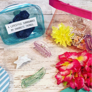 暑い季節にぴったりなクリアカラーグッズ。 　#100均 #100円ショップ #雑貨 #夏 #サマー #summer #ビーチ #ヘアーアクセサリー #ヘアアレンジ #ビーチグッズ #beach #バンス #ハイビスカス #プール #ポーチ　“１００円で暮らしは楽しくなる。“