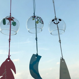 窓辺で聴こえる夏の音。　#100均 #100円ショップ #夏 #風鈴 #日本の夏 #涼 #ガラス　“１００円で暮らしは楽しくなる。“