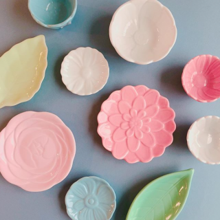 食卓にお花はいかがですか。　#100均 #100円ショップ #雑貨 #mycando #食器 #皿 #花 #葉っぱ　“１００円で暮らしは楽しくなる。“