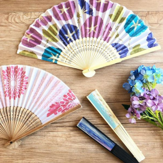時代は変わっても日本の夏は蒸し暑い。 　小さく持ち運びできる。 　やっぱり扇子があるといい。 　#100均 #100円ショップ#雑貨 #扇子 #日本 #あじさい #紫陽花 #夏 #和 #暑さ対策 　“１００円で暮らしは楽しくなる。“