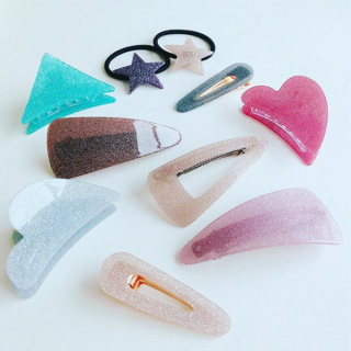 夏にぴったりなキラキラのラメがポイントのヘアーアクセ。　#100均 #100円ショップ #雑貨 #mycando #ヘアアクセサリー #ラメ #キラキラ　“１００円で暮らしは楽しくなる。“