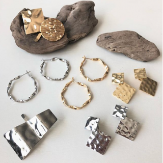 あなたはゴールド派？それともシルバー派？ クールに決まるメタルアクセ。　#100均 #100円ショップ #雑貨 #mycando #アクセサリー #イヤリング #ピアス#メタル #ゴールド #シルバー #アクセ　“１００円で暮らしは楽しくなる。“