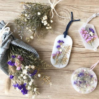 大好きなお花と香りにかこまれて。　#100均 #100円ショップ #雑貨 #mycando #ハンドメイド #手作り #インテリア #アロマワックス #アロマワックスバー #スワッグ #ドライフラワー　“１００円で暮らしは楽しくなる。“