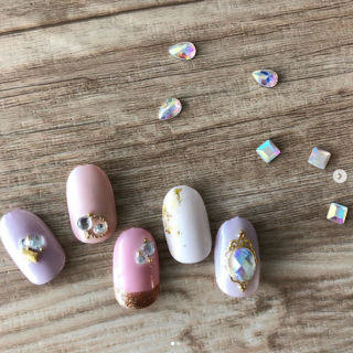 落ち着きもありながら華やかな指先に。　#100均 #100円ショップ #雑貨 #mycando #ネイル #ネイルエナメル #マニキュア #ストーン #ネイルアート #nail　“１００円で暮らしは楽しくなる。“