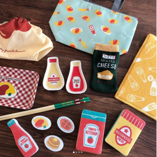 オムライス、クリームソーダ、どれにしようかなぁ？ どこか懐かしいレトロな雰囲気をテーマにほっこりアイテムを揃えました。“１００円で暮らしは楽しくなる。“