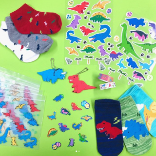 恐竜と宇宙どっちが好きですか♪　#100均 #100円ショップ #雑貨 #mycando #シール #キーホルダー #靴下 #恐竜 #星 #宇宙　“１００円で暮らしは楽しくなる。“