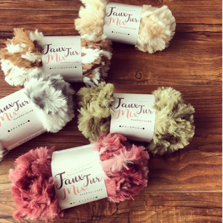 これからの季節にぴったりな暖かな毛糸。 昨年大人気だった、フェイクファーヤーンにミックスカラーが登場！　“１００円で暮らしは楽しくなる。“