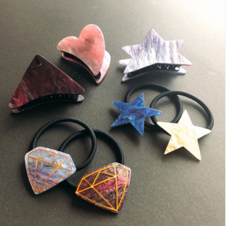 マーブルカラーが目を惹くアクセサリー。　#100均 #100円ショップ #雑貨 #mycando #ヘアアクセ #ヘアアクセサリー #ギャラクシー #宇宙 #銀河 #星 #ラメ　“１００円で暮らしは楽しくなる。“