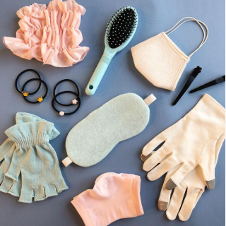 乾燥するこの季節。 お肌をケアしてくれる強い味方たち。　#100均 #100円ショップ #雑貨 #mycando #静電気 #保湿 #乾燥 #ボディケア　“１００円で暮らしは楽しくなる。“