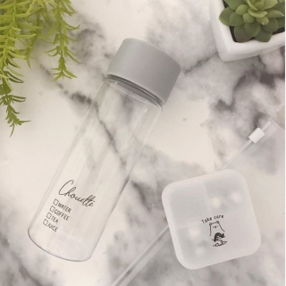 クリア素材ですっきり小物収納。　#100均 #100円ショップ #雑貨 #mycando #モノトーン #グレー #ドリンクボトル　“１００円で暮らしは楽しくなる。“