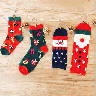 クリスマスってわくわくするね★　#100均 #100円ショップ #雑貨 #mycando #おそろい #靴下 #ソックス #socks #サンタ #雪だるま #プレゼント #クリスマス　“１００円で暮らしは楽しくなる。“