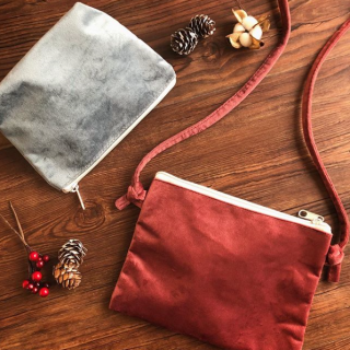 寒い季節はあったか小物を取り入れて。　#100均 #100円ショップ #雑貨 #mycando #バッグ #ショルダー #サコッシュ #ポーチ #ベロア風 #秋　“１００円で暮らしは楽しくなる。“