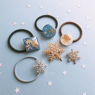 雪の結晶が目を惹くアクセサリー。　#100均 #100円ショップ #雑貨 #mycando #ヘアアクセサリー #ヘアアクセ #雪の結晶 #雪 #スノー #snow #冬 #winter　“１００円で暮らしは楽しくなる。“