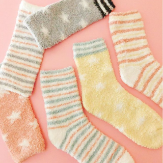 ふわふわアイテムで足もとの寒さ対策。　#100均 #100円ショップ #雑貨 #mycando #靴下 #ソックス #レッグウォーマー #ふわふわ #パステルカラー #冬 #寒さ対策　“１００円で暮らしは楽しくなる。“