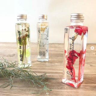 一手間加えてオリジナルハーバリウムに。　#100均 #100円ショップ #雑貨 #mycando #ハーバリウム #インテリア　“１００円で暮らしは楽しくなる。“