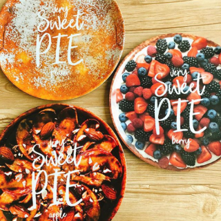 パーティーやインテリアに。 アクセントになるアイテムです。　#100均 #100円ショップ #雑貨 #mycando #メラミン #トレイ #スイーツモチーフ #食べ物モチーフ #パイ #ベリー #アップル　“１００円で暮らしは楽しくなる。“