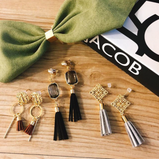 暖かみのある質感のアクセサリー。　#100均 #100円ショップ #雑貨 #mycando #アクセサリー #ピアス #イヤリング #タッセル #ヘアフック #リボン　“１００円で暮らしは楽しくなる。“