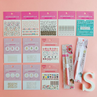 しずくネイルシールpart.10 12月5日(木)より順次発売！ 「ほぼ100均ネイル」でおなじみの人気ブロガーしずくさん @sizuku100 とキャンドゥがコラボしたネイルシールに新デザインが登場です。 今回は第10弾を記念して復刻版デザインのネイルシールや、ネイル専用の筆も新登場です。　“１００円で暮らしは楽しくなる。“