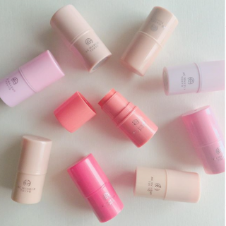 手が汚れず持ち運びにも便利なコスメ　#100均 #100円ショップ #雑貨 #mycando #コスメ #化粧 #メイク #ファンデ #チーク #ハイライト　“１００円で暮らしは楽しくなる。“