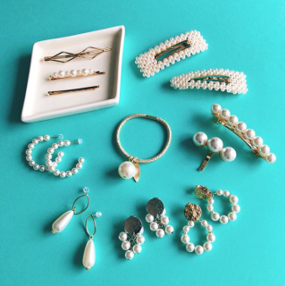 ホワイトパールをあしらったフォーマルな雰囲気のアクセサリー。 ポイントとしてプラスすればぐっと華やかに。