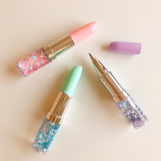 ゆらゆらゆれるキラキラスパンコールがポイント。 ポーチで持ち運びたくなるボールペン💛 　#100均 #100円ショップ #雑貨 #mycando #リップスティック風 #油性ボールペン #スパンコール #口紅風　“１００円で暮らしは楽しくなる。“