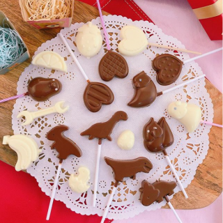 溶かしたチョコを型に流し込むだけ。 簡単にスティック付きチョコができちゃうよ。　#100均 #100円ショップ #雑貨 #mycando #チョコレート #ホームメイド #簡単 #バレンタイン #手作りチョコ #valentineday　“１００円で暮らしは楽しくなる。“　