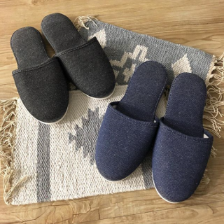 お部屋に馴染むインテリア。　#100均 #100円ショップ #雑貨 #mycando #スリッパ #デニム風 #マット #キリム風 #インテリア　“１００円で暮らしは楽しくなる。“