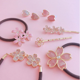 一足早い春アイテム。桜色で気持ちは軽く明るく。 　#100均 #100円ショップ #雑貨 #mycando #桜 #春 #ピンク #桜色　“１００円で暮らしは楽しくなる。“