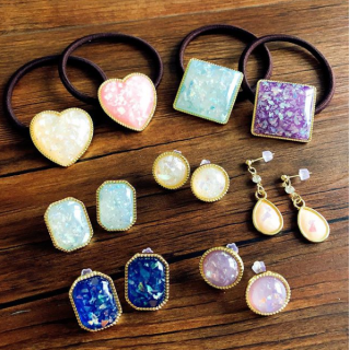 光の角度でキラキラ輝くワンポイント。　#100均 #100円ショップ #雑貨 #mycando #アクセサリー #ヘアアクセサリー #ホログラム #ヘアポニー #ピアス #イヤリング　“１００円で暮らしは楽しくなる。“